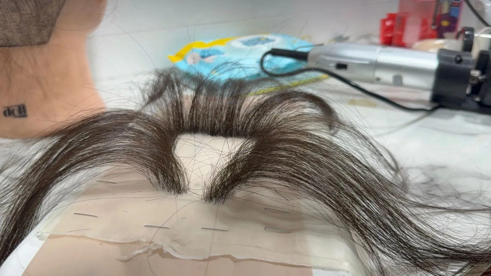 Detalhe de prótese capilar injetada